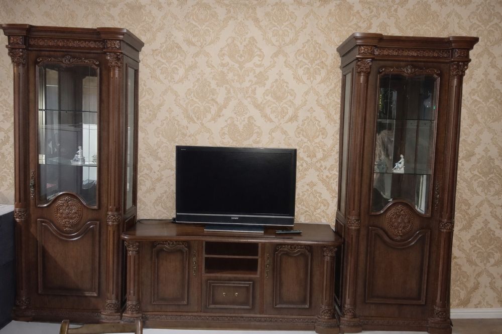 Срочно продаю пенал комод с телевизором телевизор 40 диагональ sony