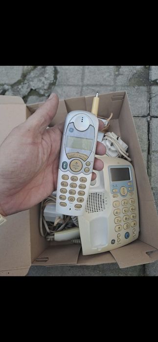 Телефон с 2 безжични слушалки