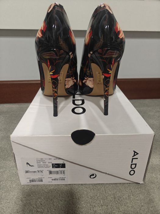 Черни обувки на ток 38 номер с цветя