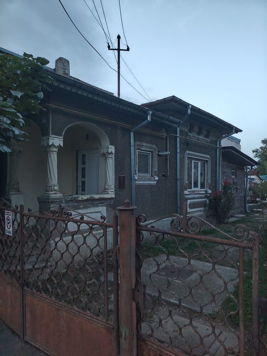 Casă de vânzare 84 mp utili, teren 875 mp, zonă Tribunalul Dâmbovița.