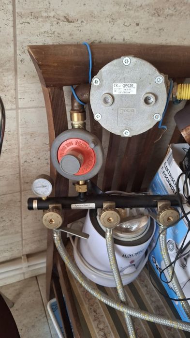 Centrala Ariston one, centralina cu trei ieșiri si racorduri,regulator presiunesi filtru GPL,  doua butelii de 60 de litri. Se poate vinde si separat