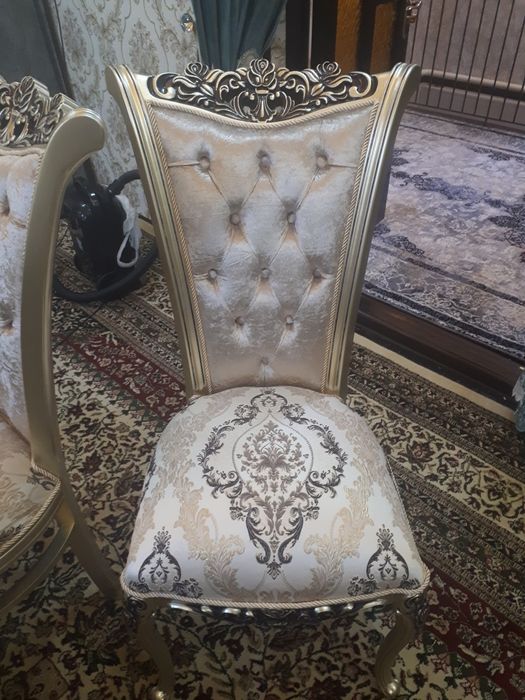 Стол стулья для гостиной