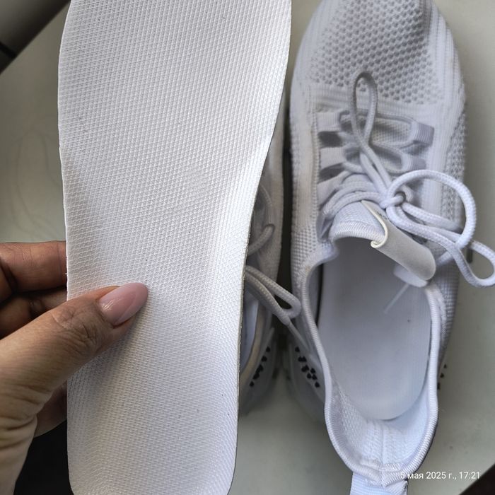 Новые кроссовки 37 р 3000 тг