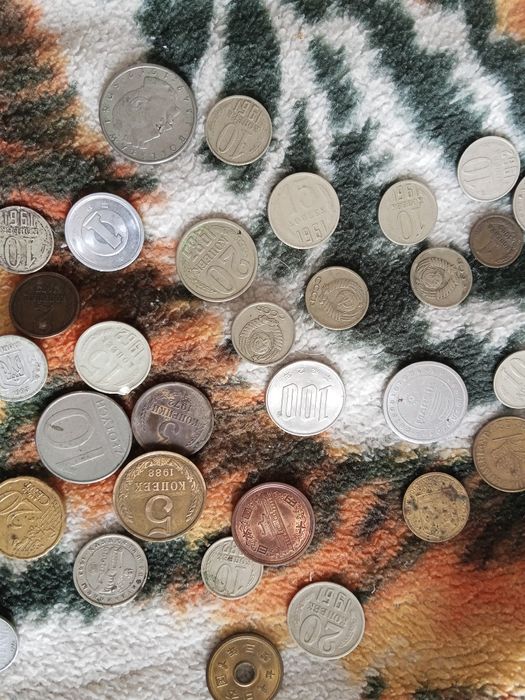 Продам манеты цену придлогайте сами