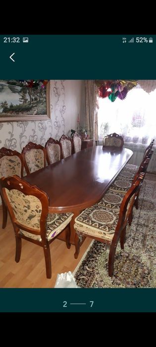 Стол со стульями.внизу шкафы