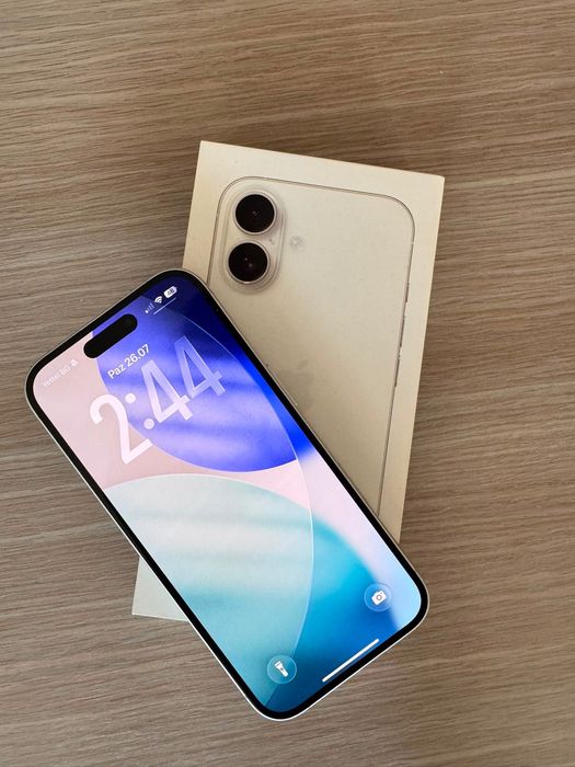 Продавам Iphone 16 128 GB Бял