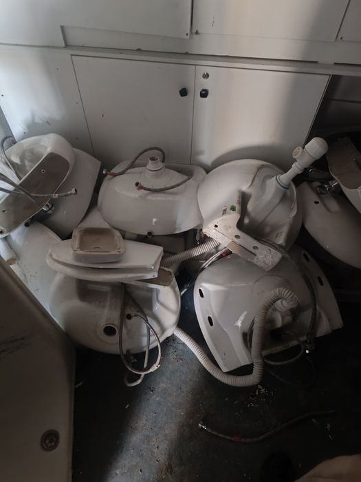 Унитазы, раковины, ванные б/у