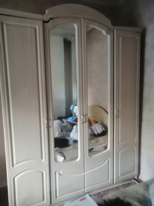 Шкаф молочного цвета