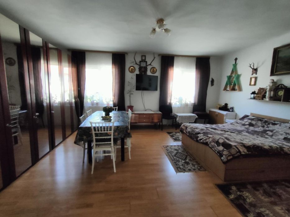 Garsoniera +curte interioara etaj 1 -zona Stadion Campulung Moldovenes