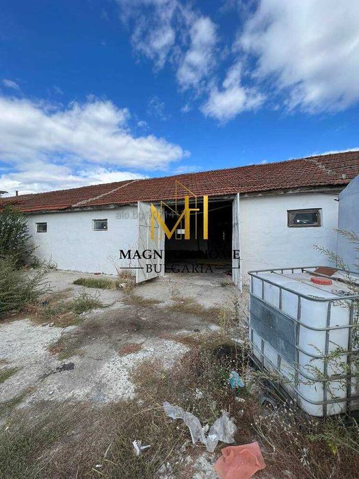 Складова база с товарен вход и частен паркинг в ж.к. Долно Езерово