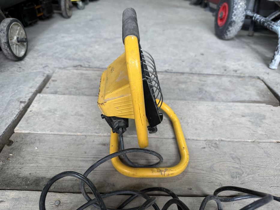 * маленький прожектор с галогеновой лампой