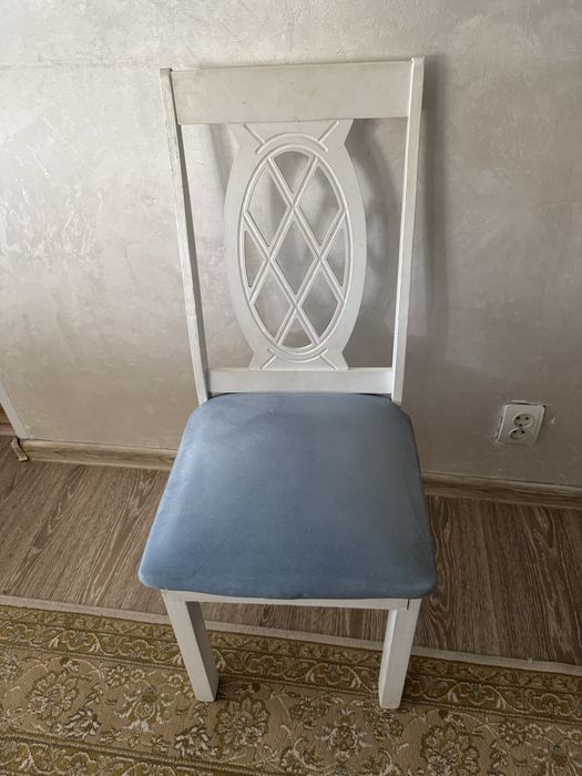 Продам стол со стульями.