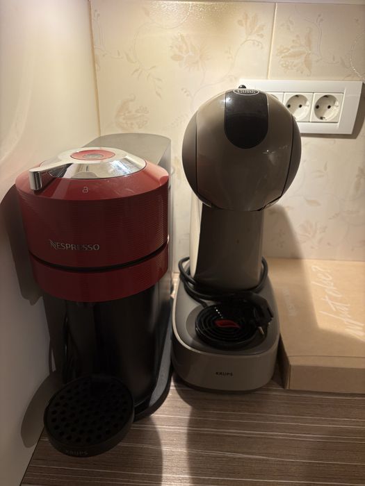 Aparat de cafea Nespresso Vertuo impecabil si unul Dolce Gusto cadou