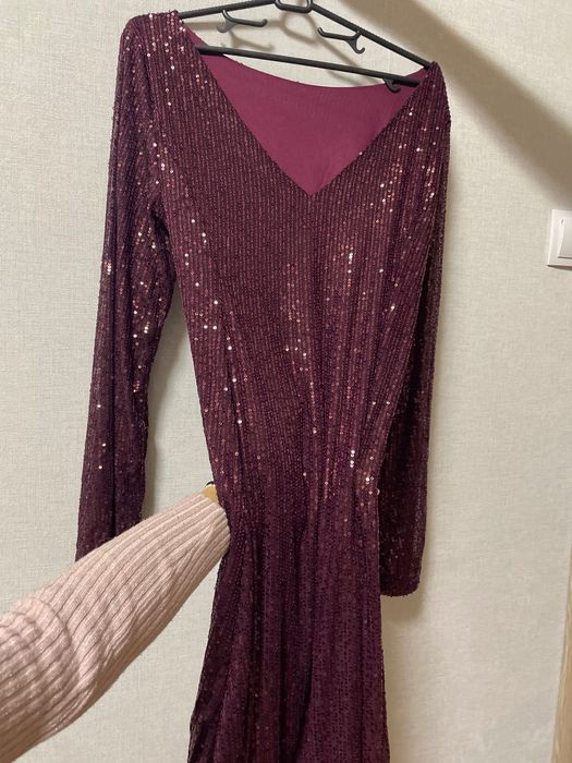Чисто нова бордо рокля с пайети
