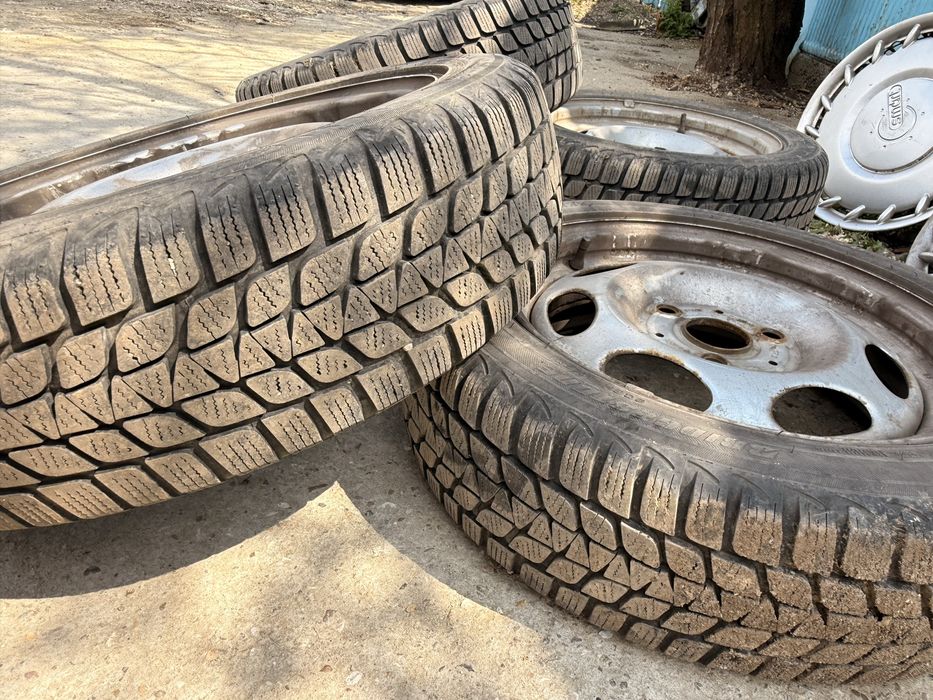 Продавам зимни гуми с джанти с тасове за Smart