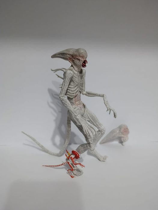 Продам фигурку Чужой: Неоморф