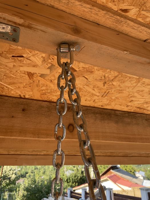 Foișor din lemn 4×2,5 m cu pat‑leagăn transformabil în masă 2×1 m