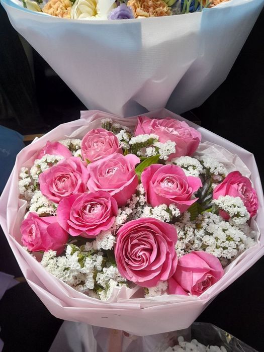 Buket gullar atirgullar oq qizil roxiviy