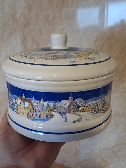 Порцеланови фигурки и кутия