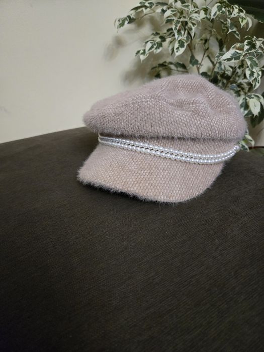 Актуална шапка бежова