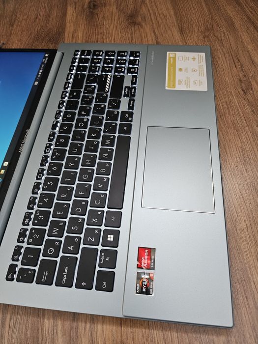 Asus Vivobook Ryzen 5 7520U / 16 / 512