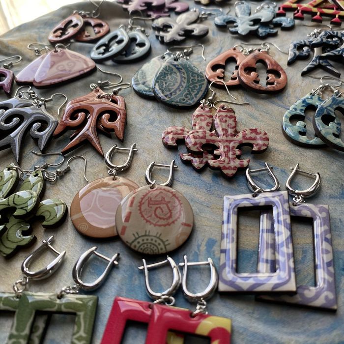 Этно-стильдегі брошка, сырғалар