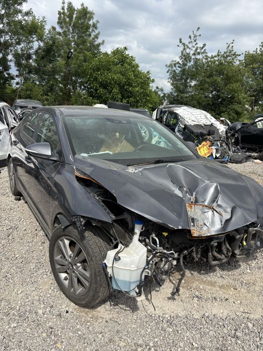 Hyundai Elantra 2.0 MPI на части