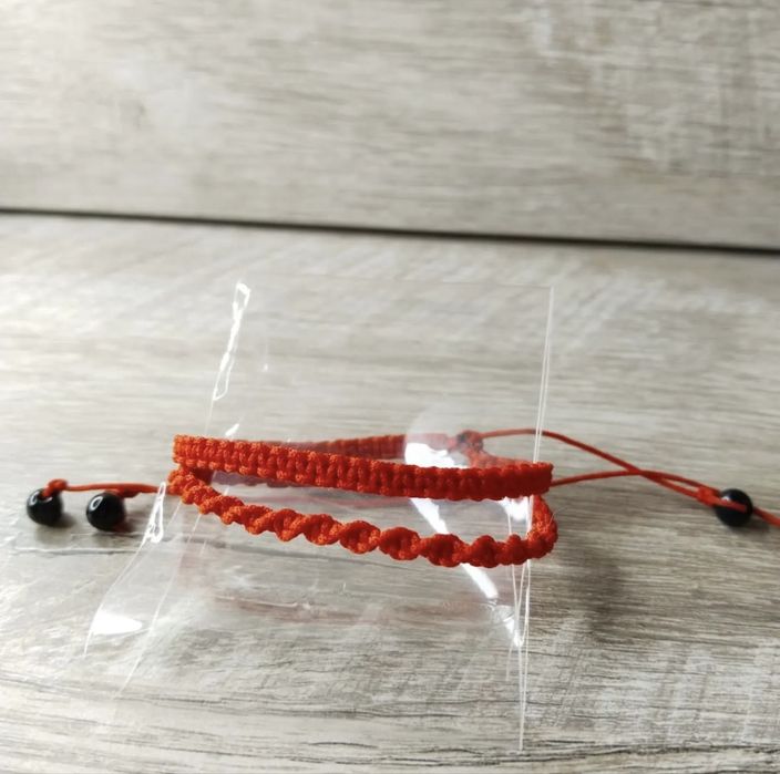 Красный браслет на удачу