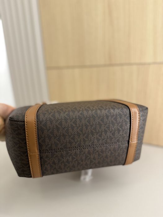 Geanta NOUA Michael Kors Voyager Small