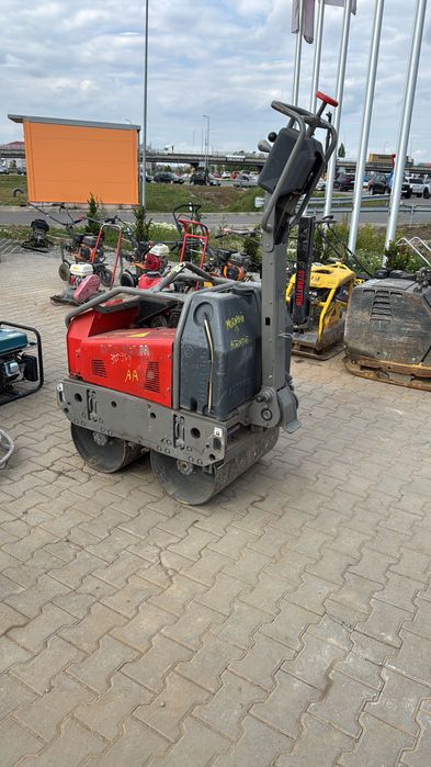 Închiriere cilindru compactor mai compactor placă compactoare pompă zugrăvit pompă apă debitor beton tăiat șlefuit beton demolator picamar compresor