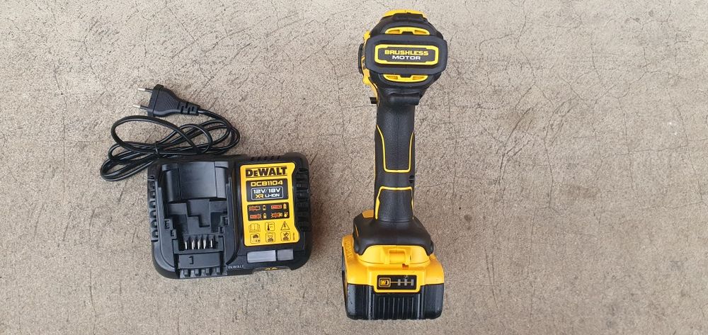 Masina de înșurubat și găurit dewalt.