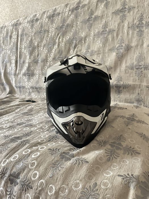Продам шлем Fox v1