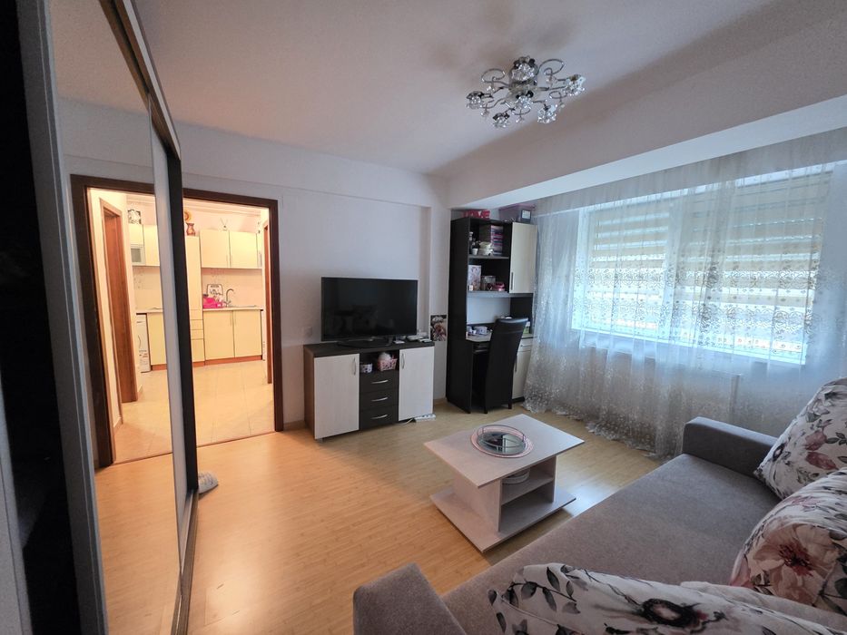 Vand sau schimb garsoniera cu ap 2/3 camere, zona 1 dec, Titan