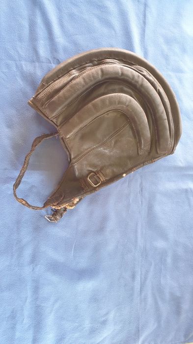 Немска карбидна лампа от Втората световна война и Стар авиаторски шлем