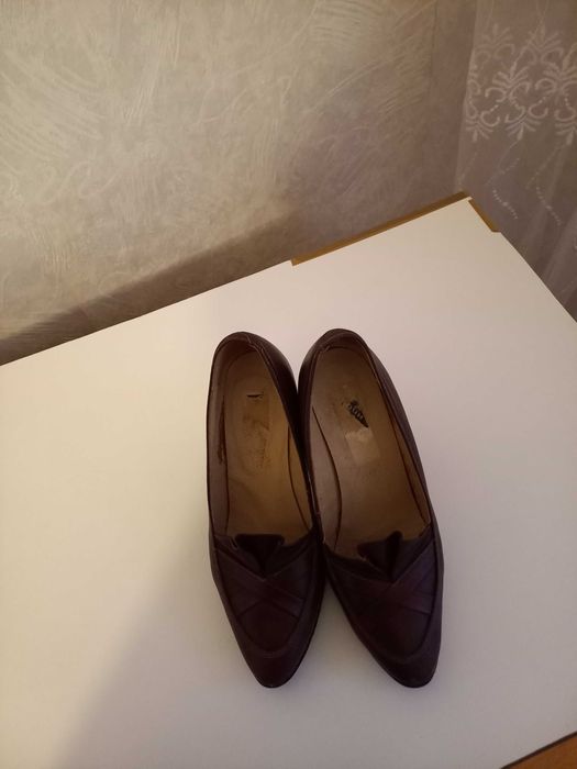 Сама през декември. Обувки с висок ток от естествена кожа.