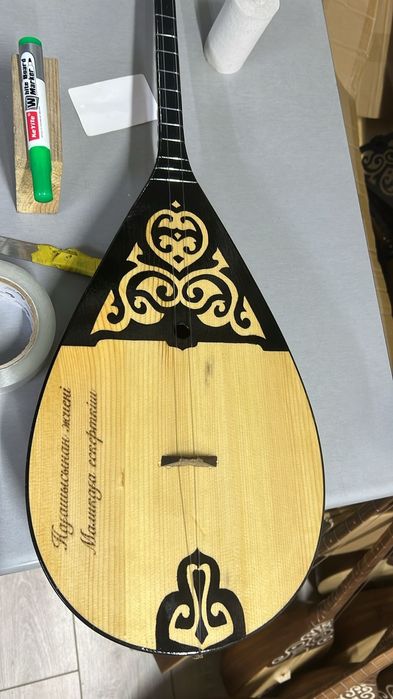 Домбыра, гитара 10 мың