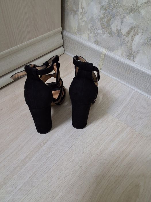 Жаздық аяқ киім сатылады