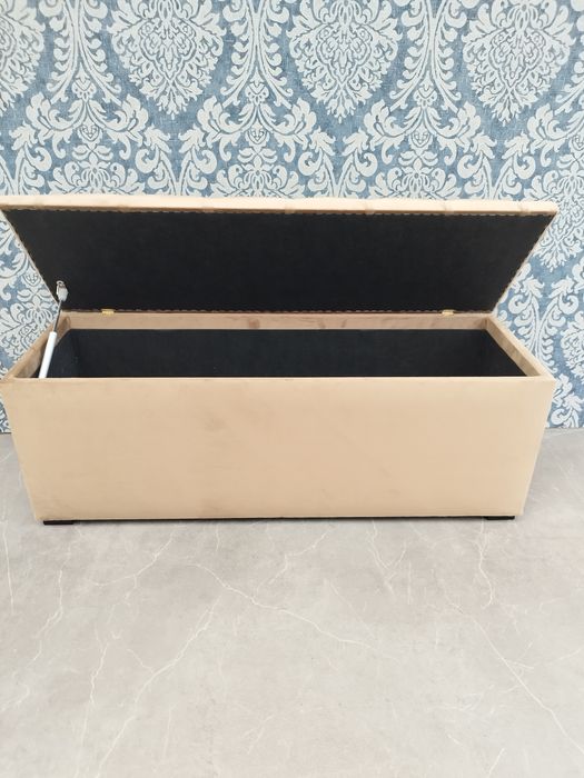 Vând bancheta Chesterfield din catifea crem auriu cu spatiu depozitar