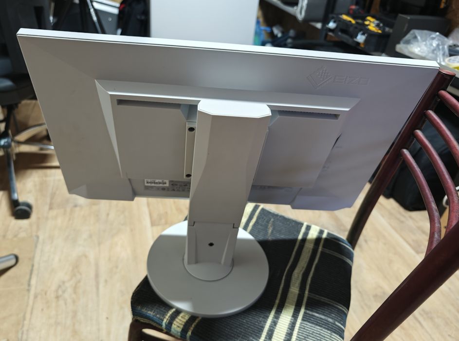 LCD монитор EIZO FlexScan EV2450.