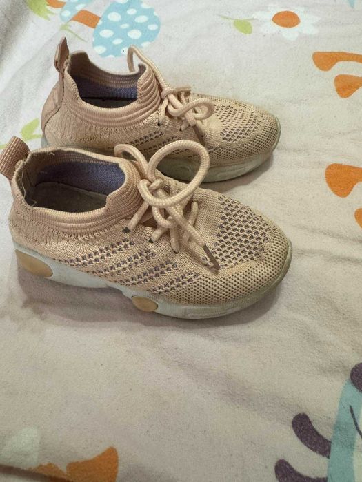 Маратонки, пантофи и чехли