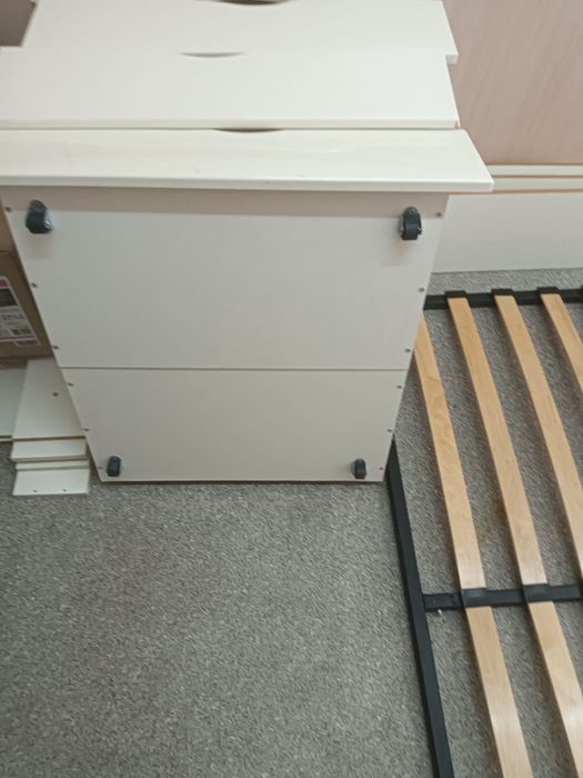 Кровать без матраса продаю