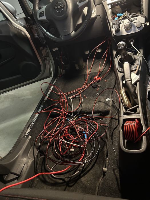 Montaj la domiciliu sau la noi statie audio si subwoofer auto