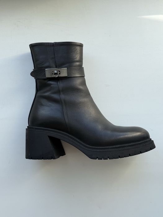 Продаю зимние женские ботинки