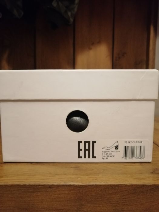 Нови дамски обувки естествена кожа Guess