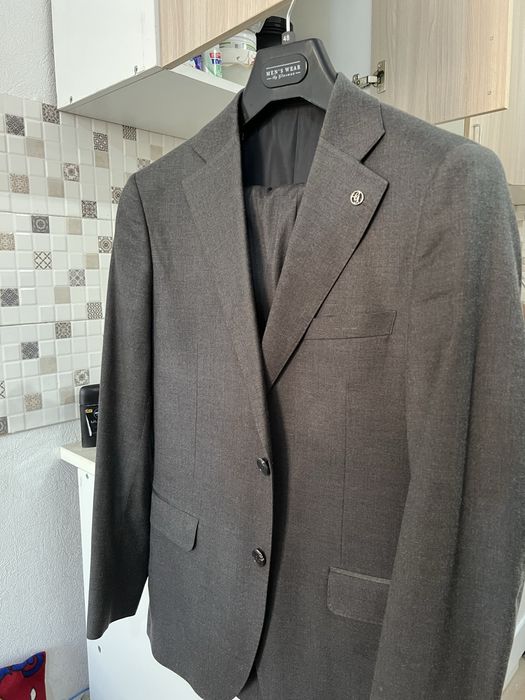 Продается костюм(пиджак+брюки.)