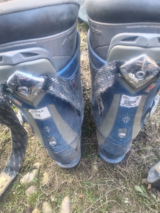 Vînd clapari schiuri