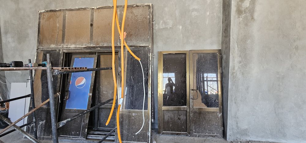 Akfa eshik romlar sotiladi b/u oynalari Bilan holati yaxshi 4 ta Dona
