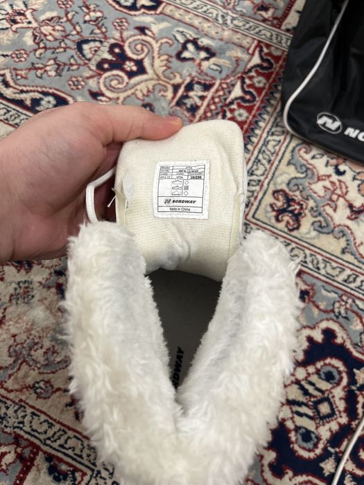 Продаю Коньки белые