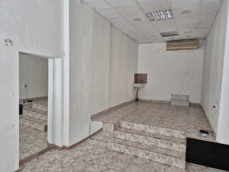 Давам помещение под наем подходящо за магазин или офис