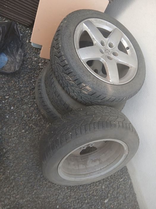 Vând roți pe 17 215/55 R17 98V M-S
